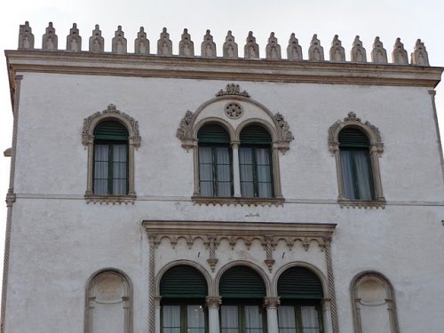 Particolare delle finestre di Palazzo della Loggia