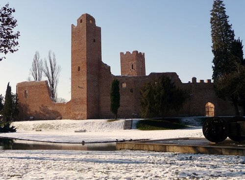 Immagine della Rocca dei Tempesta sotto un candido manto di neve