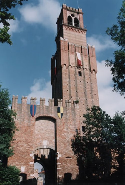 Torre delle Campane addobbata a festa in occasione del Palio di Noale