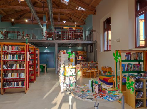 Interno della biblioteca di Poggio Renatico