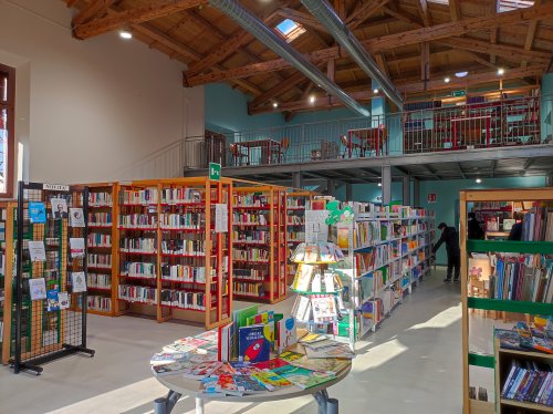 Interno della biblioteca di Poggio Renatico